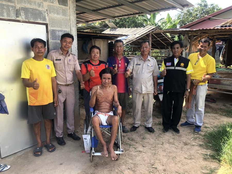 ศูนย์บริการคนพิการ และศูนย์พัฒนาครอบครัวในชุมชน องค์การบริหารส่วนตำบลนาแวง ลงพื้นที่ตรวจเยี่ยม และมอบสิ่งรถเข็นให้ผู้ป่วยติดเตียง บ้านทรายทอง หมู่ 8 ตำบลนาแวง อำเภอเขมราฐ จังหวัดอุบลราชธานี